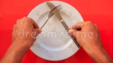 手把叉刀放在红<strong>桌板</strong>上的锐角